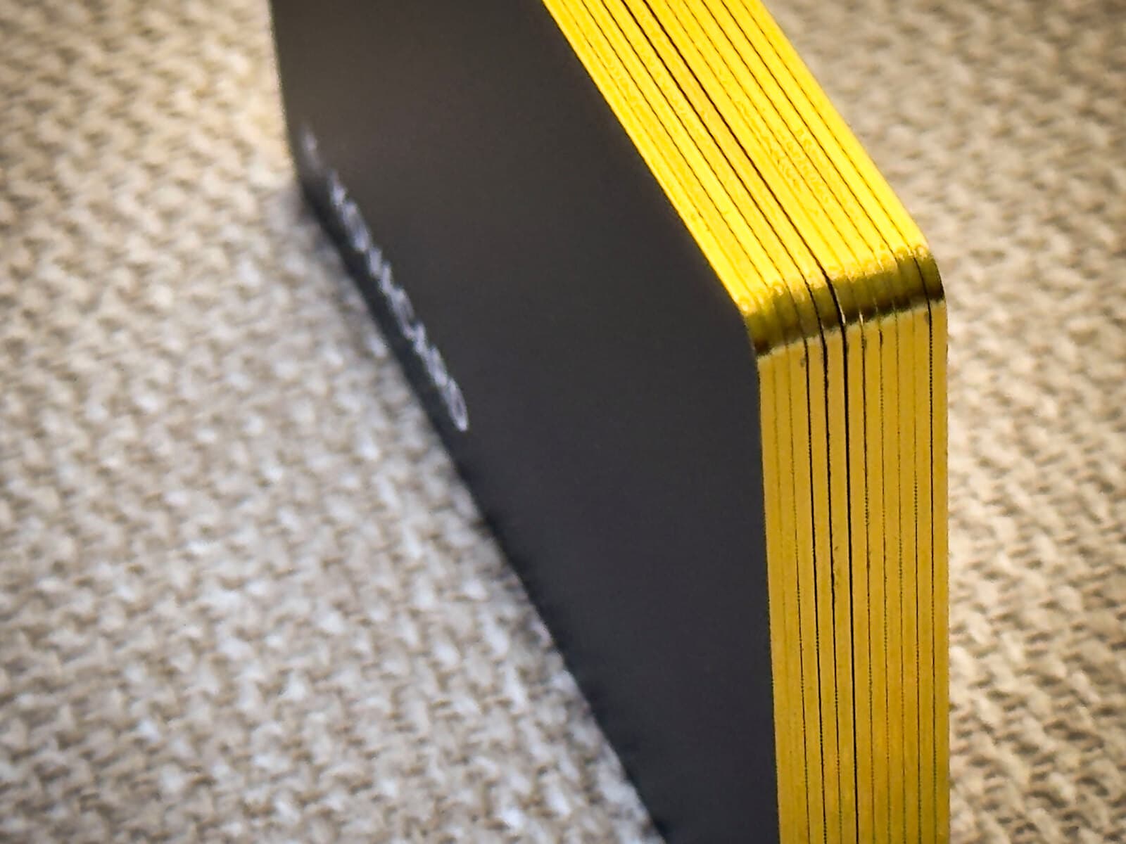 A continuous gold foil rim